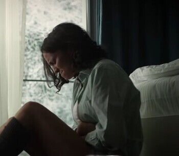 Зависимость от лекарств Девушка сидит на полу