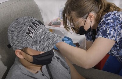 Врач делает инъекцию в руку пациента